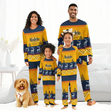 Smiling family in matching Modelo Especial reindeer Christmas pajamas with yellow and navy patterns, indoors